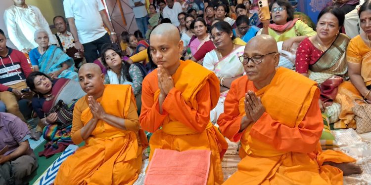 বৌদ্ধধর্মের প্রচারে মাথা মুন্ডন করে দীক্ষা নিলেন কলকাতার অষ্টাদশী কলেজ পড়ুয়া শ্রেষ্ঠা বড়ুয়া