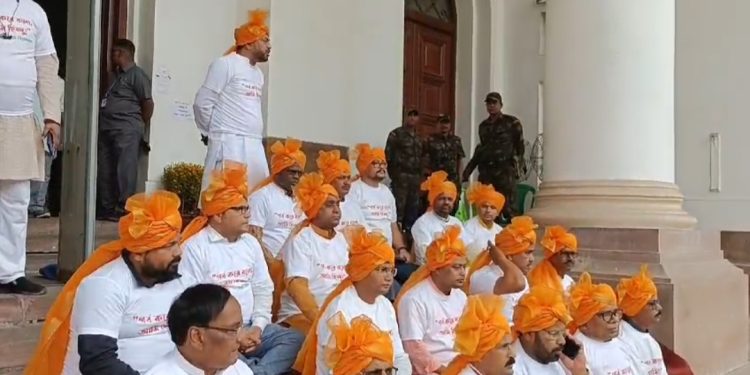 বিধানসভায় তৃণমূল সরকারের অগণতান্ত্রিক পদক্ষেপের বিরুদ্ধে বিজেপি বিধায়কদের বিক্ষোভ।