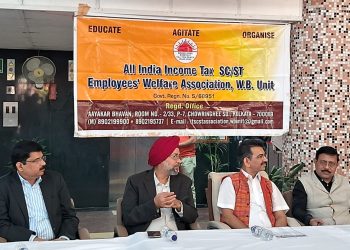 চুক্তিভিত্তিক কর্মী ও শ্রমিকদের পাশে আয়কর বিভাগের স্থায়ী কর্মী-অফিসাররা