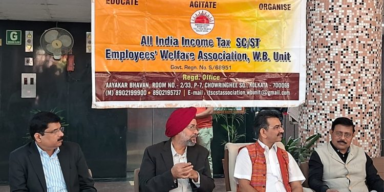 চুক্তিভিত্তিক কর্মী ও শ্রমিকদের পাশে আয়কর বিভাগের স্থায়ী কর্মী-অফিসাররা