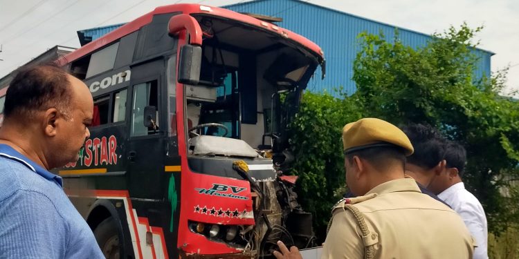 উত্তরপ্রদেশের পূণ্যার্থী বোঝাই বাস দুর্ঘটনা, নিহত ১, আহত ১৯