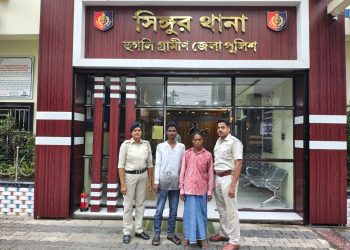 সিঙ্গুর থানার মানবিক মুখ: পথভ্রষ্ট মানসিক ভারসাম্যহীন ব্যক্তিকে উদ্ধার করে পরিবারের হাতে তুলে দিল পুলিশ
