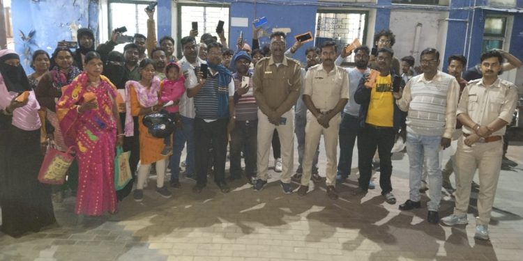 চণ্ডীতলা থেকে উদ্ধার ৫৫টি চুরি ও হারানো মোবাইল, মালিকদের ফিরিয়ে দিল হুগলি গ্রামীণ পুলিশ