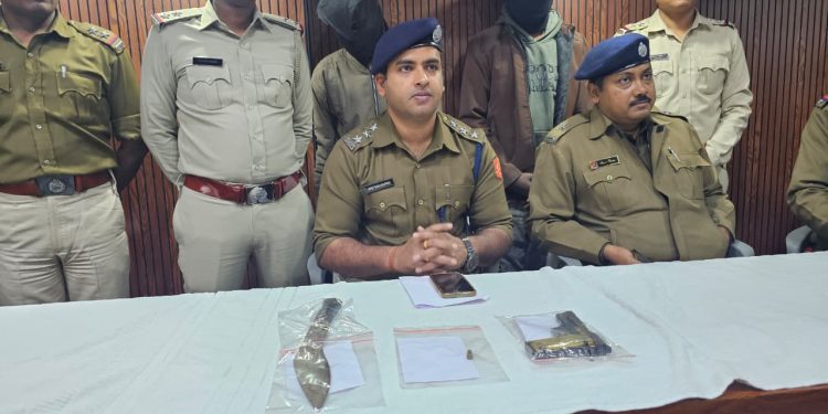 ডাকাতি রুখতে মগরা থানার পুলিশের রুদ্ধশ্বাস অভিযান ,আগ্নেয়াস্ত্র ও মোটরবাইক সহ গ্রেফতার দুই কুখ্যাত দুষ্কৃতী