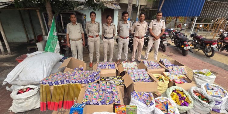 চন্ডিতলায় পুলিশের হানা, খরসরাই মানসাতলায় উদ্ধার প্রায় ৩০০০ কেজি নিষিদ্ধ আতশবাজি