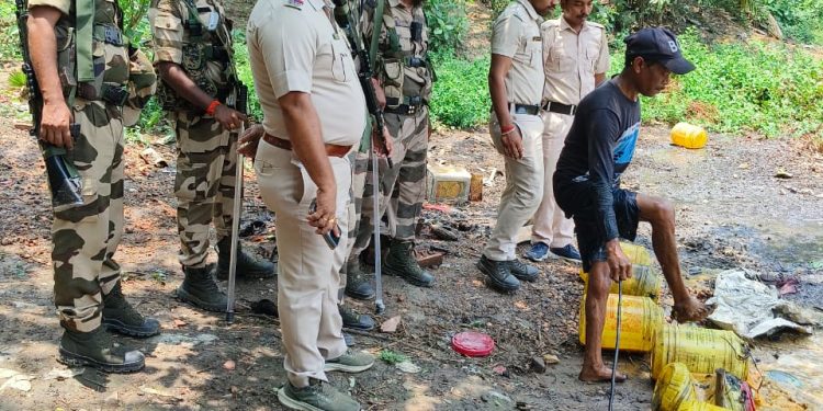 অবৈধ মদের বিরুদ্ধে হুগলি গ্রামীণ পুলিশের কড়া অভিযান