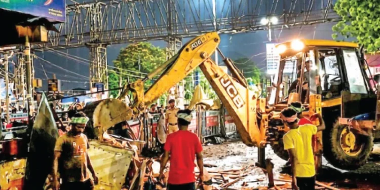 ঢাকুরিয়া স্টেশনে উচ্ছেদ অভিযানের পর অনিশ্চয়তায় শতাধিক হকার