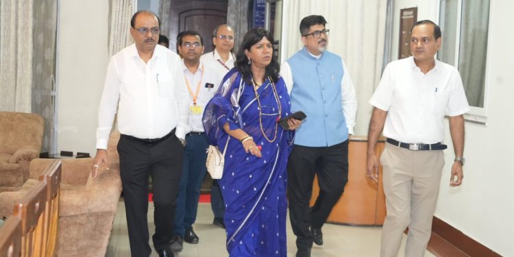 গীতিকা পান্ডে পূর্ব রেলওয়ের নতুন জেনারেল ম্যানেজার হিসেবে দায়িত্ব গ্রহণ করলেন